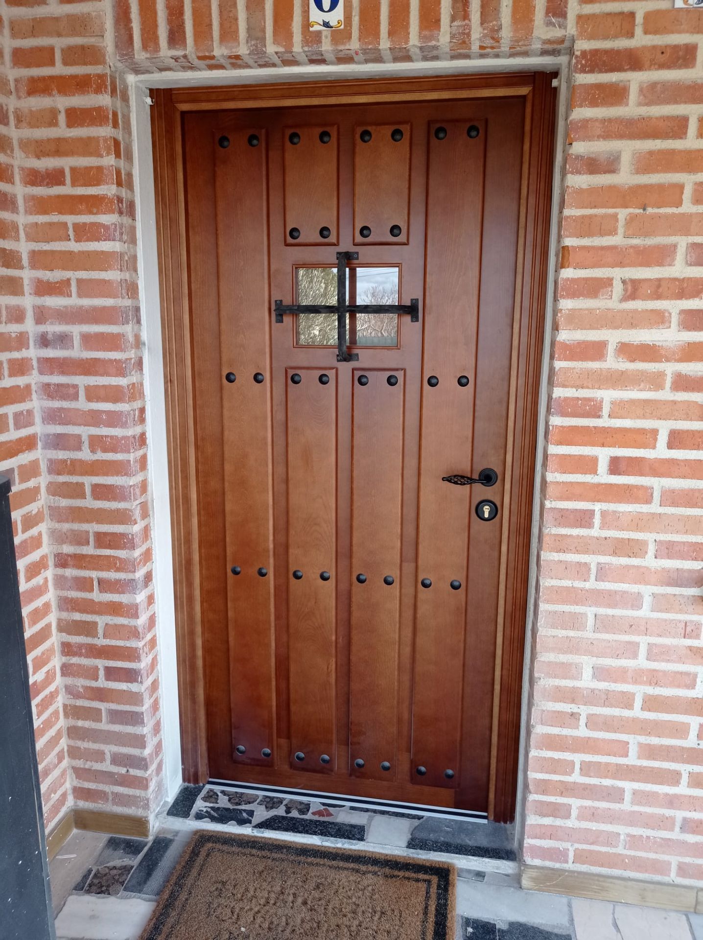 Puerta de madera maciza para exterior | PUERTAS J. FIDALGO